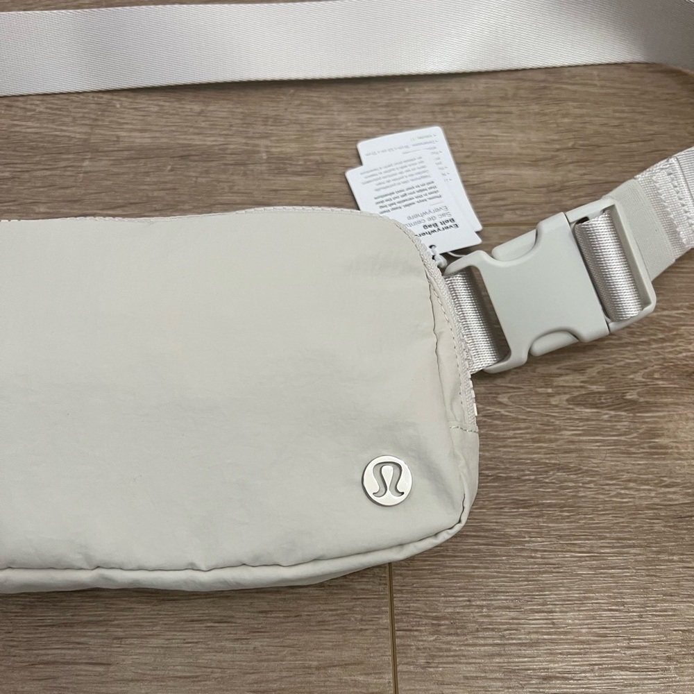 Lululemon Everywhere Belt Bag White Opal - Picture 5 of 8